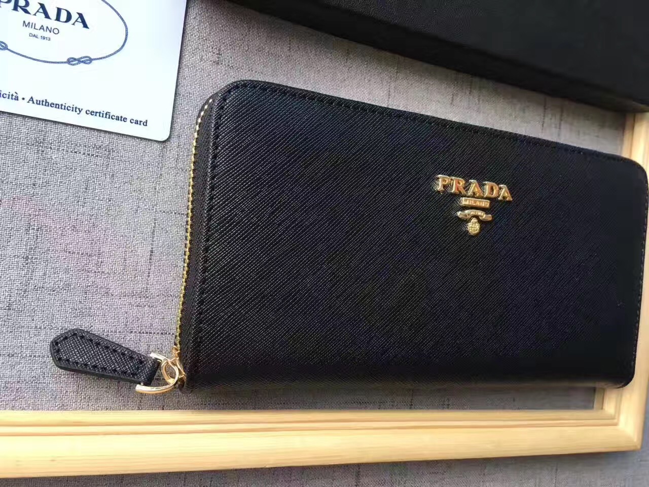PRADA纯色女士手提包 PRADA包包官网新款 广州PRADA时尚包包 - 七七奢侈品